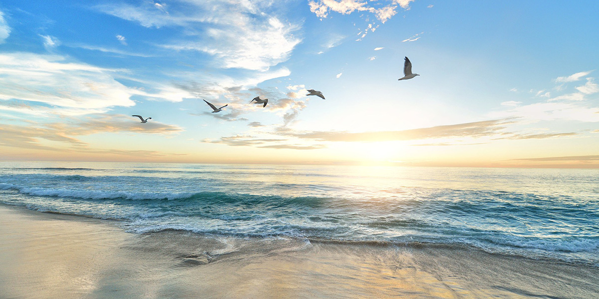 日の出のビーチ